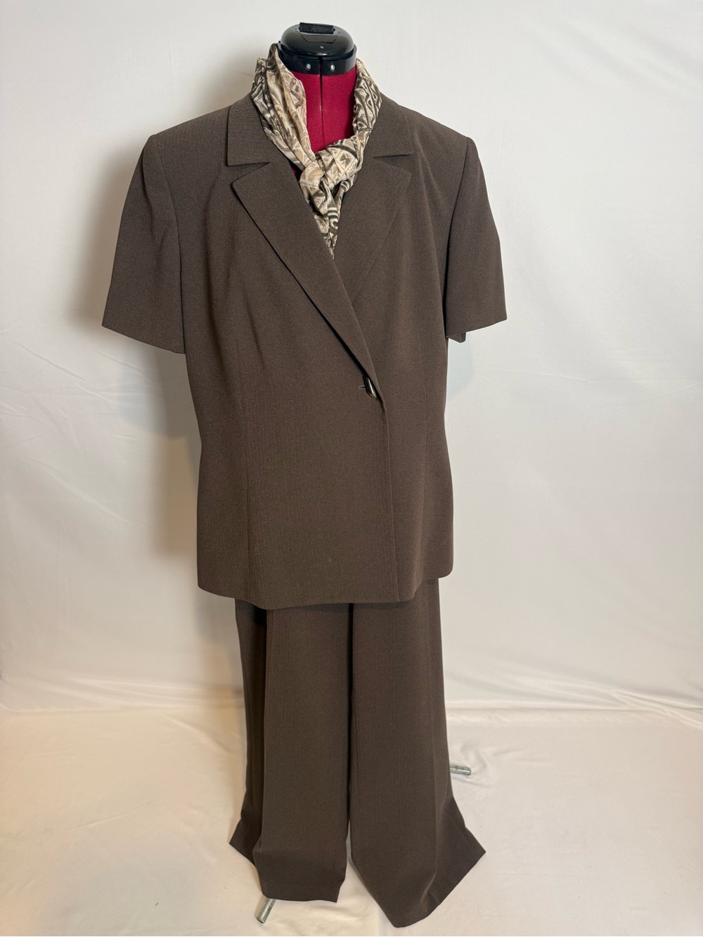 Le Suit Pantsuit Women's Size 16 Brown 2-Piece Set Blazer & Pants Neck Scarf